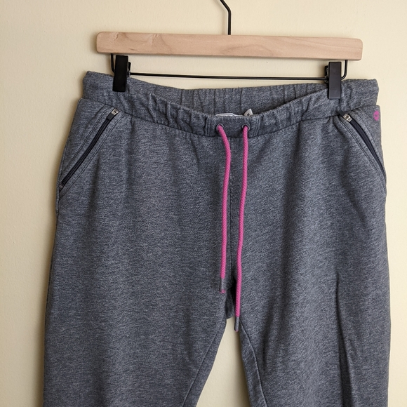 Vineyard Vines gray sweatpants w/ zipper pockets - Picture 2 of 9